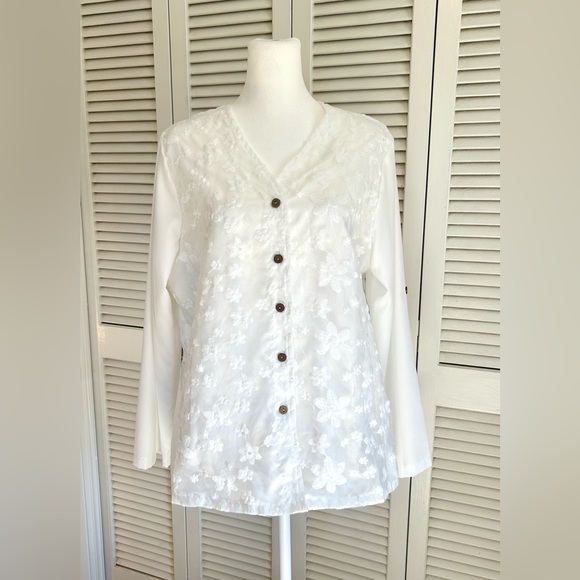 Pretty white blouse with floral overlay & adjustable length sleeves. Sz medium - Picture 2 of 9